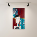 Obra vertical en galería con focos negros
