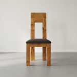 Silla Gran Roble de frente, pared blanco invierno y suelo gris