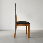Silla Gran Roble de perfil, pared blanco invierno y suelo gris